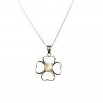 COLLANA DA DONNA CON FIORE IN ORO BIANCO 18 KT PETALI CUORE